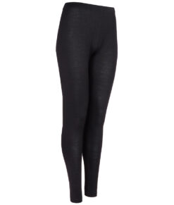 Svarta underställsbyxor. Merino Pants är tillverkade i 100% merinoull och ska bäras vid aktiviteter där extra värme och bra fukttransport behövs. Bilden visar byxan snett framifrån.