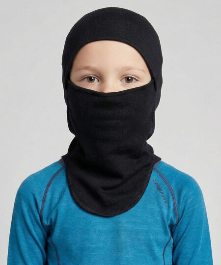 Bagheera svart Balaclava i 100% merinoull för skydd för halva- eller hela ansiktet. Bilden visar en 6 årig pojkmodell framifrån.