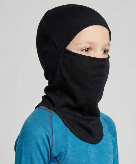 Bagheera svart Balaclava i 100% merinoull för skydd för halva- eller hela ansiktet. Bilden visar en 6 årig pojkmodell snett framifrån.