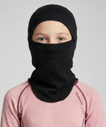 Bagheera svart Balaclava i 100% merinoull för skydd för halva- eller hela ansiktet. Bilden visar en 11 årig tjejmodell framifrån.