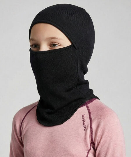Bagheera svart Balaclava i 100% merinoull för skydd för halva- eller hela ansiktet. Bilden visar en 11 årig tjejmodell snett framifrån.