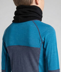 Merino Turtle neck in 100% merino wool. The collar is sewn in double fabric for extra good insulation. The unique property of the wool means that it warms even when it gets wet. The picture shows a model boy from behind.