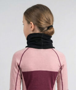 Merino Turtle neck in 100% merino wool. The collar is sewn in double fabric for extra good insulation. The unique property of the wool means that it warms even when it gets wet. The picture shows a model girl from behind.