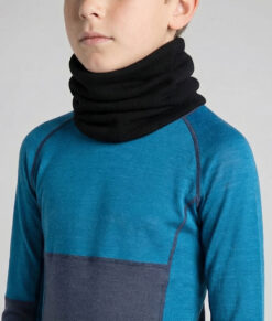 Merino Turtle neck in 100% merino wool. The collar is sewn in double fabric for extra good insulation. The unique property of the wool means that it warms even when it gets wet.   The picture shows a model guy from the front.