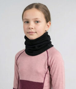 Merino Turtle neck in 100% merino wool. The collar is sewn in double fabric for extra good insulation. The unique property of the wool means that it warms even when it gets wet.   The picture shows a model girl from the front.