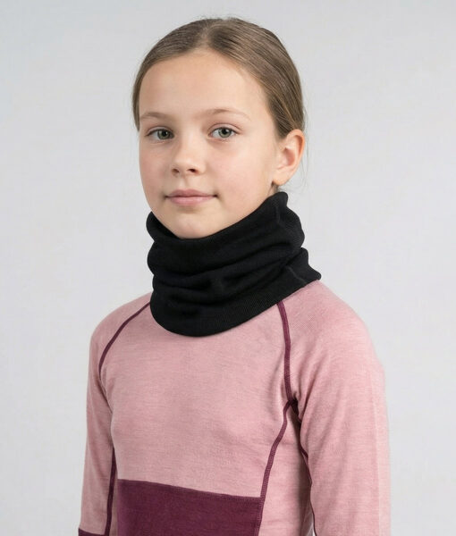 Merino Turtle neck in 100% merino wool. The collar is sewn in double fabric for extra good insulation. The unique property of the wool means that it warms even when it gets wet.   The picture shows a model girl from the front.