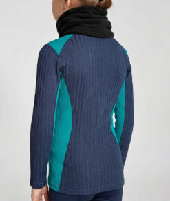 Fleece Turtle Neck är en polokrage i skön microfleece som ger behaglig värme och skydd till hela halsen under kyliga dagar. Bilden visar en modelltjej bakifrån.