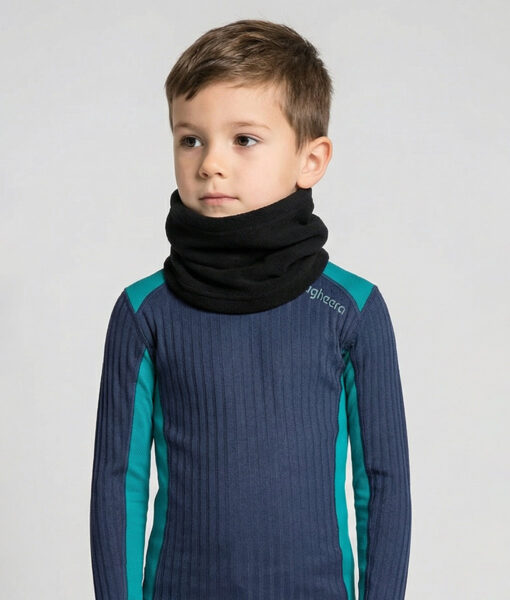 Fleece Turtle Neck är en polokrage i skön microfleece som ger behaglig värme och skydd till hela halsen under kyliga dagar. Bilden visar en modellkille framifrån.