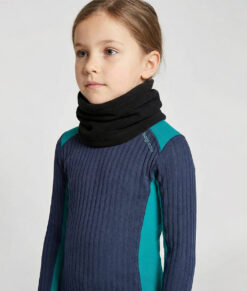 Fleece Turtle Neck är en polokrage i skön microfleece som ger behaglig värme och skydd till hela halsen under kyliga dagar. Bilden visar en modelltjej framifrån.