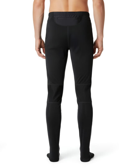 Svarta Winter Tights herr har en komposition av material för maximal komfort och funktion. Perfekt anpassade för aktiviteter i varierande väder. Bilden visar en manlig modell bakifrån.