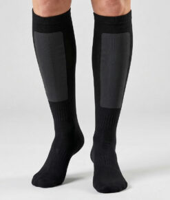 Modell visar svarta bagheera orienteringsstrumpor unisex. Modellen står framifrån i en studio med ljusgrå bakgrund.