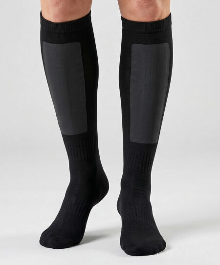 Modell visar svarta bagheera orienteringsstrumpor unisex. Modellen står framifrån i en studio med ljusgrå bakgrund.