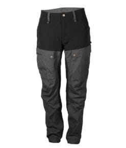 Bagheera Adventure Pants ett par gråa långa friluftsbyxor. Byxorna visas framifrån i en studio med ljusgrå bakgrund.