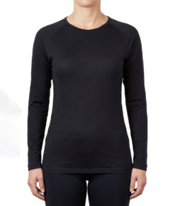 Svart dam top. Merino Top är tillverkad i 100% merinoull och ska bäras vid aktiviteter där extra värme och bra fukttransport behövs. Bilden visar en modell som visas framifrån.