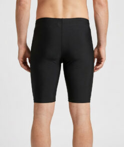 Manlig modell visar ett par svarta korta funktionstights. Modellen står bakifrån i en studio med ljusgrå bakgrund.