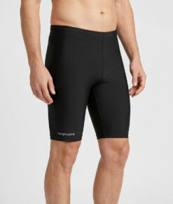 Manlig modell visar ett par svarta korta funktionstights. Modellen står snett framifrån i en studio med ljusgrå bakgrund.