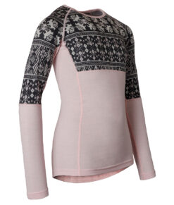 Ljusrosa underställströja i 100% merino med mörkgrått dalecarlianmönster upptill och på överarmarna för junior. Bilden visar tröjan snett framifrån.