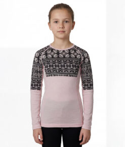 Ljusrosa underställströja i 100% merino med mörkgrått dalecarlianmönster upptill och på överarmarna för junior. Bilden visar en modell framifrån.