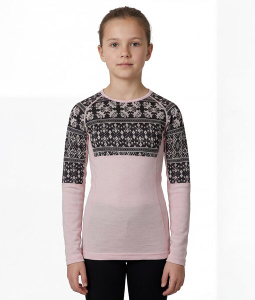 Ljusrosa underställströja i 100% merino med mörkgrått dalecarlianmönster upptill och på överarmarna för junior. Bilden visar en modell framifrån.