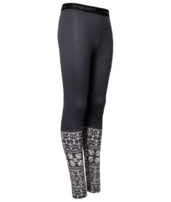 Mörkgrå underställsbyxa i 100% merino med rosa/vitt dalecarlianmönster nere vid vaderna för junior. Bilden visar byxorna snett framifrån.