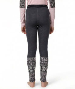 Mörkgråa underställsbyxa i 100% merino med rosa/vitt dalecarlianmönster nere vid vaderna för junior. Bilden visar en modell bakifrån.