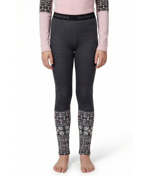 Mörkgrå underställsbyxa i 100% merino med rosa/vitt dalecarlianmönster nere vid vaderna för junior. Bilden visar en modell framifrån.