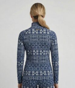 Bagheera MarinblåTurkos Merino Dalecarlian Top Polo II W i 100% merinoull. Modellen visas bakifrån.