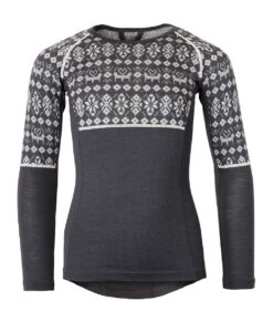 Mörkgrå underställströja i 100% merino med grått dalecarlianmönster upptill och på överarmarna för barn. Bilden visar tröjan framifrån.