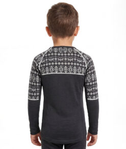 Mörkgrå underställströja i 100% merino med grått dalecarlianmönster upptill och på överarmarna för barn. Bilden visar en modell bakifrån.