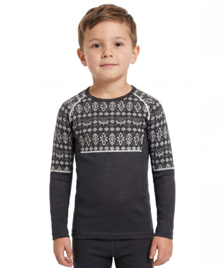 Mörkgrå underställströja i 100% merino med grått dalecarlianmönster upptill och på överarmarna för barn. Bilden visar en modell framifrån