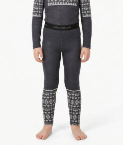 Mörkgrå underställsbyxa i 100% merino med grått dalecarlianmönster nere vid vaderna för barn. Bilden visar en modell framifrån