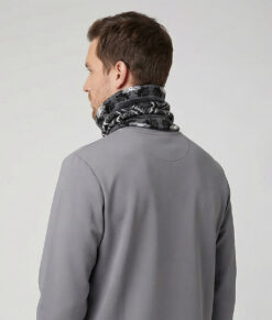 Merino Dalecarlian Turtle Neck III is a patterned thin polo collar in merino wool for an extra warm feel. Wonderfully soft material that warms the neck well on a cold winter day.  The image shows a male model from behind.