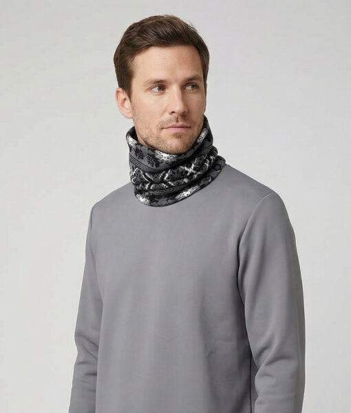 Merino Dalecarlian Turtle Neck III is a patterned thin polo collar in merino wool for an extra warm feel. Wonderfully soft material that warms the neck well on a cold winter day.  The image shows a male model from the front.