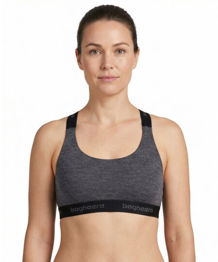 Merino Brisk Sports Bra är en mjuk och behaglig sport-BH med lätt stöd. Merinoullens unika egenskap gör att den värmer även om du svettas och modalens mjukhet gör plagget väldigt behagligt att bära. Bilden visar en kvinlig modell framifrån.