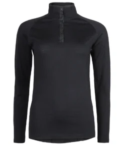Merino Top Polo är en svart långärmad polo underställströja i 100% merinoull. Tröjan visas framifrån mot en vit bakgrund.