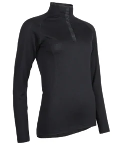 Merino Top Polo är en svart långärmad polo underställströja i 100% merinoull. Tröjan visas snett framifrån mot en vit bakgrund.