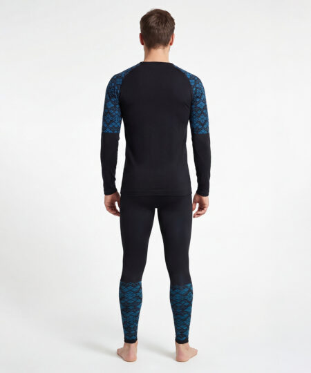 Svart sömlöst underställ för all form av aktivitet med dalecarliamönster i blått på överarmarna och mitt på bröstet. Bilden visar en killmodell bakifrån.