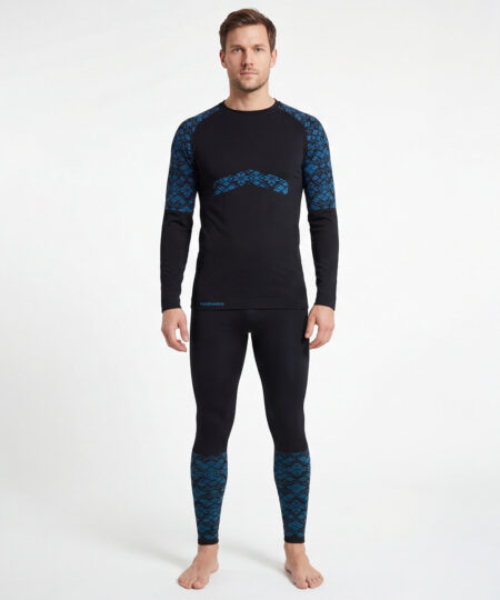 Svart sömlöst underställ för all form av aktivitet med dalecarliamönster i blått på överarmarna och mitt på bröstet. Bilden visar en killmodell framifrån.