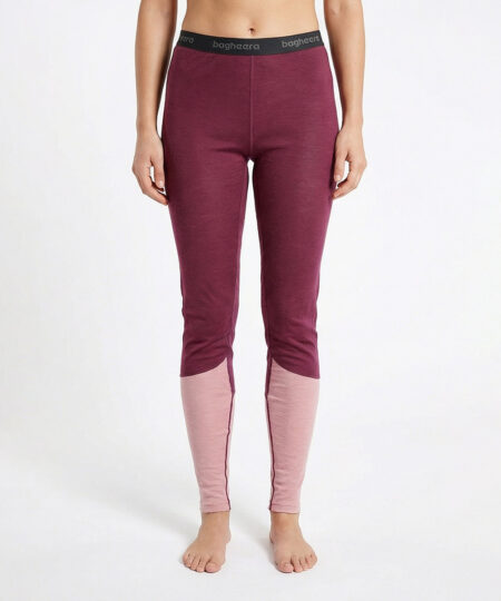Plommon/rosa dam underställsbyxor i en blandning av merinoull och lyocell. materialblandningen transporterar bort fukt mycket bra. Bilden visar en tjejmodell framifrån.