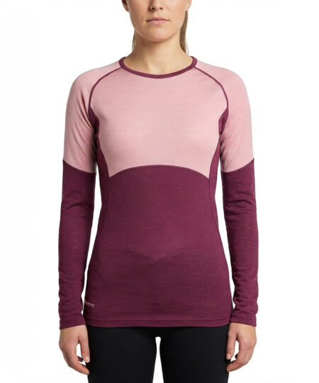 Plommon/rosa dam underställstop i en blandning av merinoull och lyocell. materialblandningen transporterar bort fukt mycket bra. Bilden visar en tjejmodell framifrån.