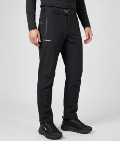 Manligmodell visar ett par svarta vinter softshell byxor. Modellen står snett framifrån i en studio med ljusgrå bakgrund.