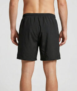 Manlig modell visar ett par svarta sprint shorts. Modellen står bakifrån i en studio med ljusgrå bakgrund.