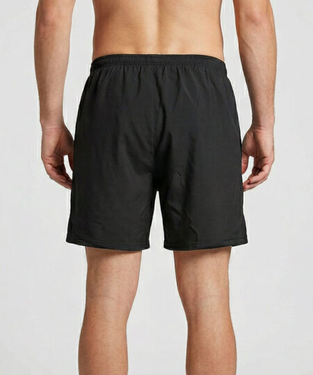 Manlig modell visar ett par svarta sprint shorts. Modellen står bakifrån i en studio med ljusgrå bakgrund.