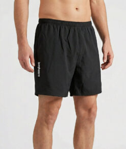 Manlig modell visar ett par svarta shorts. Modellen står snett framifrån i en studio med ljusgrå bakgrund.