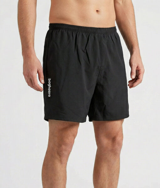 Manlig modell visar ett par svarta shorts. Modellen står snett framifrån i en studio med ljusgrå bakgrund.