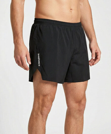 Manlig modell visar ett par svarta sprint shorts. Modellen står snett framifrån i en studio med ljusgrå bakgrund.