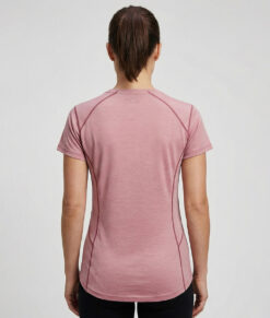 Merino Brisk är är en ljusrosa t-shirt tillverkad i den perfekta kombinationen av material. Vi har blandat merinoull tillsammans med lyocell, som är en miljövänlig regenatfiber tillverkad av cellulosa. Bilden visar en kvinlig modell bakifrån.