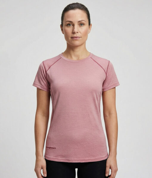 Merino Brisk är är en ljusrosa t-shirt tillverkad i den perfekta kombinationen av material. Vi har blandat merinoull tillsammans med lyocell, som är en miljövänlig regenatfiber tillverkad av cellulosa. Bilden visar en kvinlig modell framifrån.