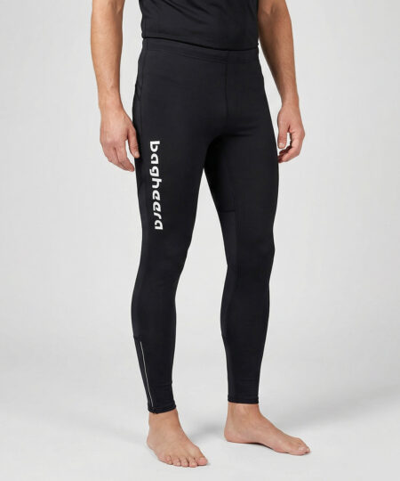 Manlig modell visar ett par svarta långa tights. Modellen står framifrån i en studio med ljusgrå bakgrund.