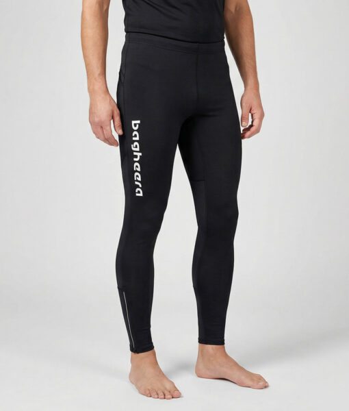 Manlig modell visar ett par svarta långa tights. Modellen står framifrån i en studio med ljusgrå bakgrund.